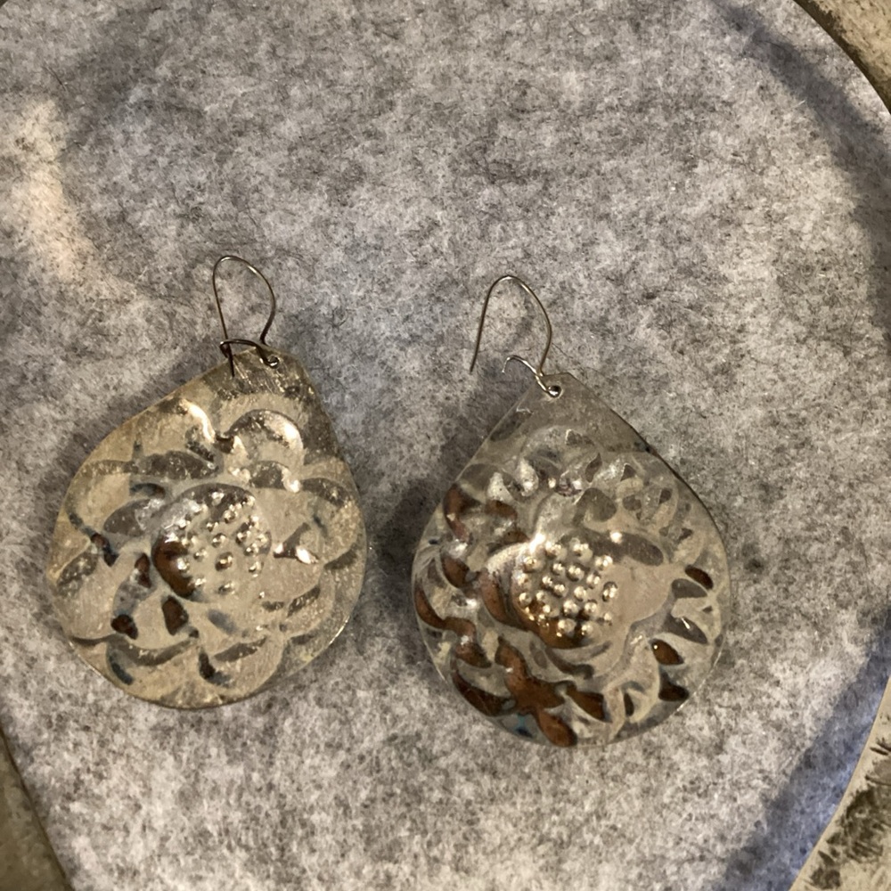 Elegant Silver Jewelry Set - Picture 6 of 9